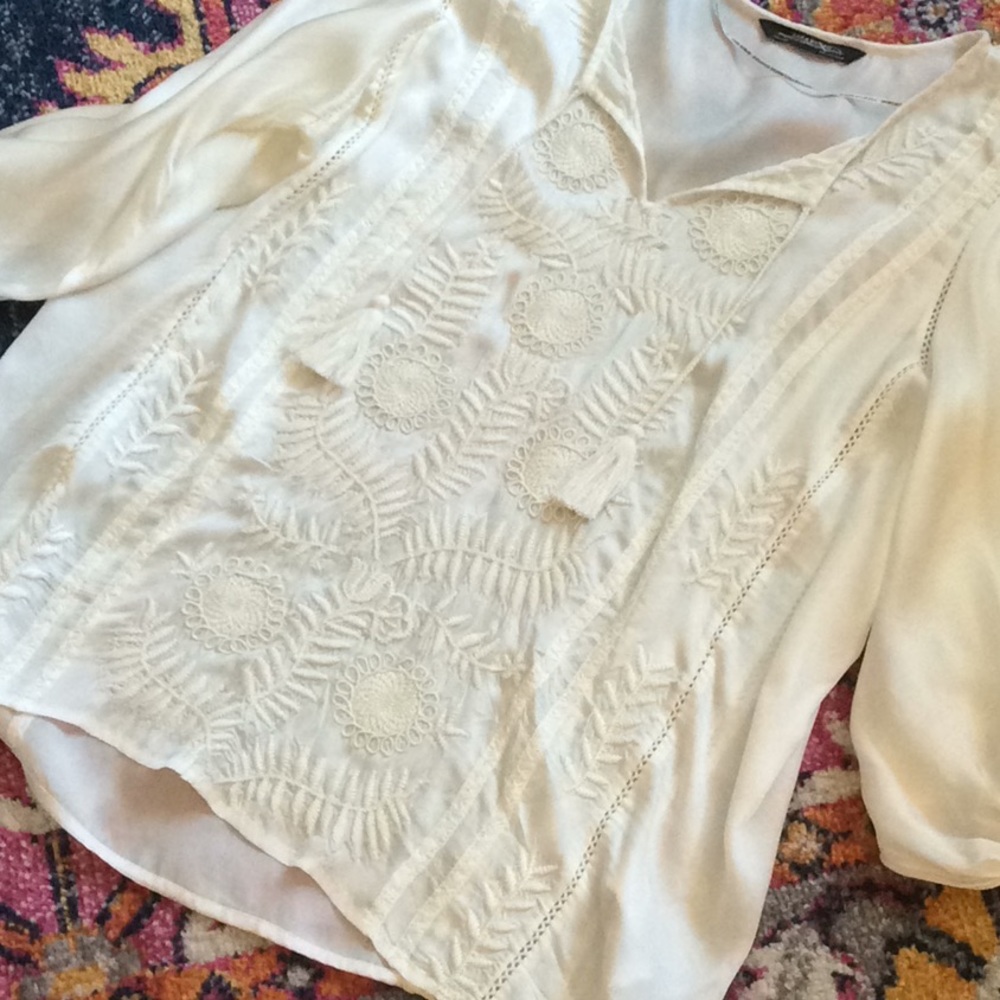 BEAUTIFUL CREME COLORED BLOUSE..FLOWING